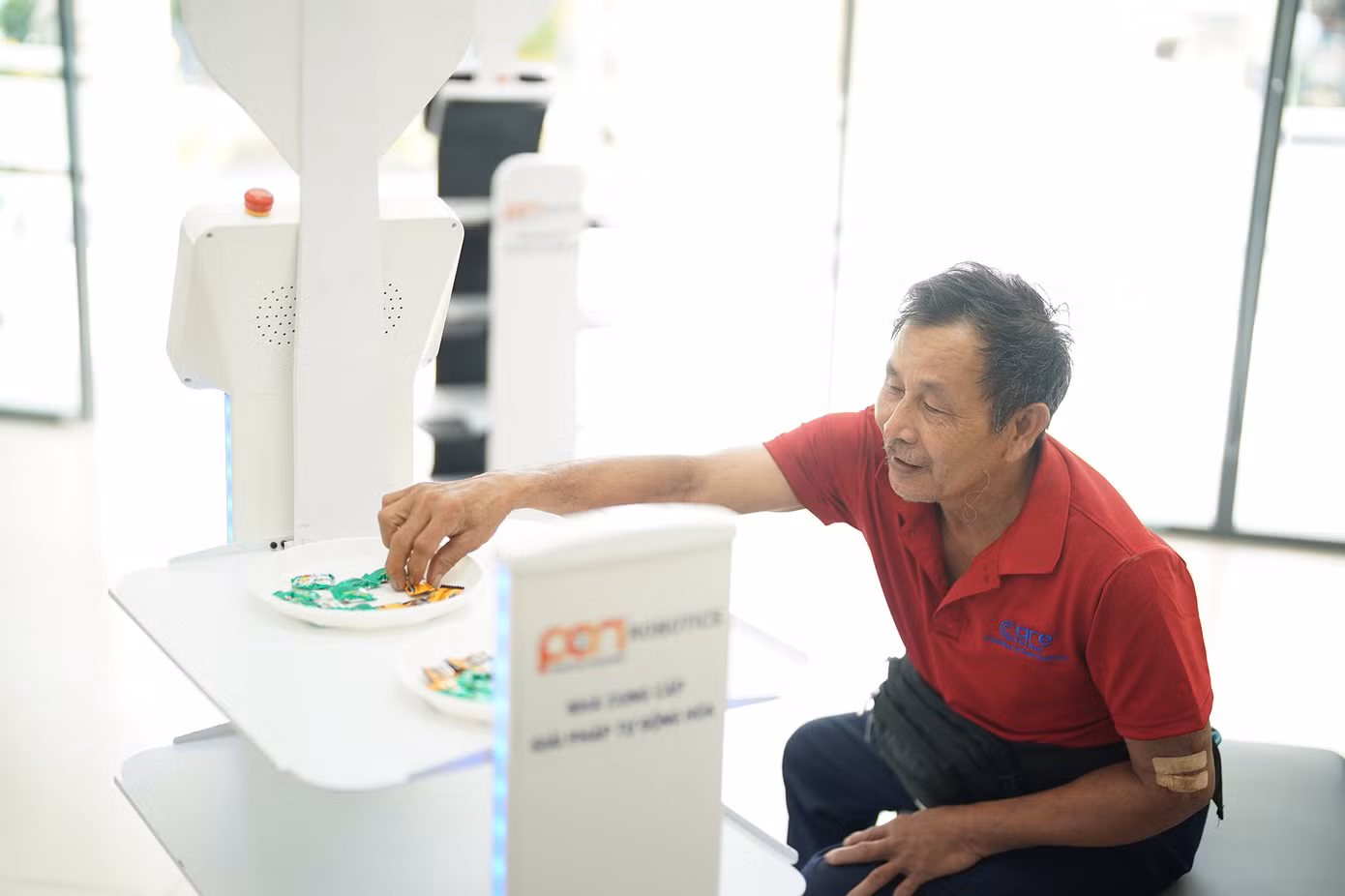 Ông Lê Văn Hải, một người dân, thích thú: "Thấy nó dễ thương lắm, chạy lòng vòng mà không va chạm ai hết, rất lịch sự xin nhường đường. Ngồi nghỉ, chờ nhận hồ sơ mà được robot phục vụ nước, kẹo... thì lần đầu tôi mới thấy. Nãy tôi còn tò mò kêu nó dẫn tôi lại quầy làm thủ tục".