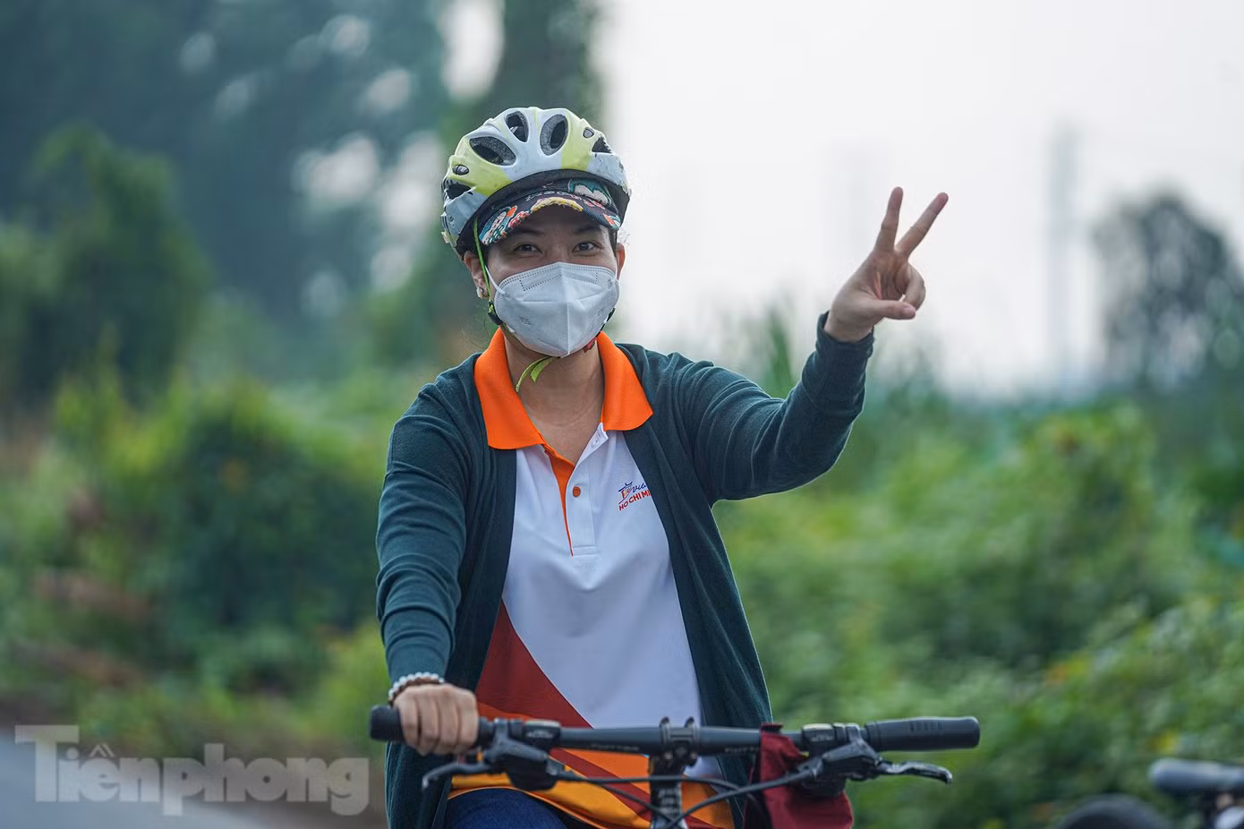 Chị Ý Như (nhân viên văn phòng, ngụ quận 11) cho biết, cảm giác vừa đạp xe vừa hòa mình với thiên nhiên và nhìn ngắm những cánh đồng lúa, cây cỏ, cảnh vật hai bên đường khiến chị thấy tâm hồn mình sảng khoái, vui vẻ.