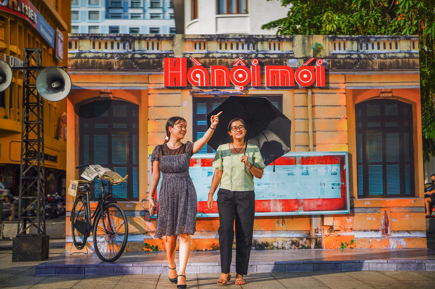 Chị Xuân Mai (áo xanh nhạt), cán bộ Sở Thông tin - Truyền thông TPHCM bị thu hút bởi các góc trưng bày trong triển lãm nên chụp khá nhiều ảnh.