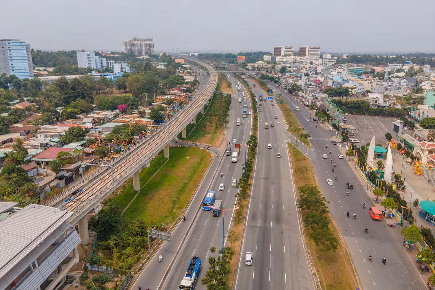 Tuyến Metro số 1 cũng đang dần hình thành, hoà vào bức tranh giao thông và tạo nên hình ảnh đẹp của cơ sở hạ tầng giao thông ở TPHCM.