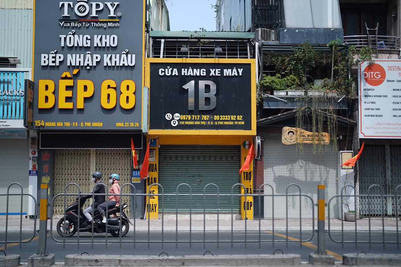 Một dãy mặt bằng trên đường Phan Đăng Lưu nghỉ Tết. Một dãy mặt bằng trên đường Phan Đăng Lưu nghỉ Tết.