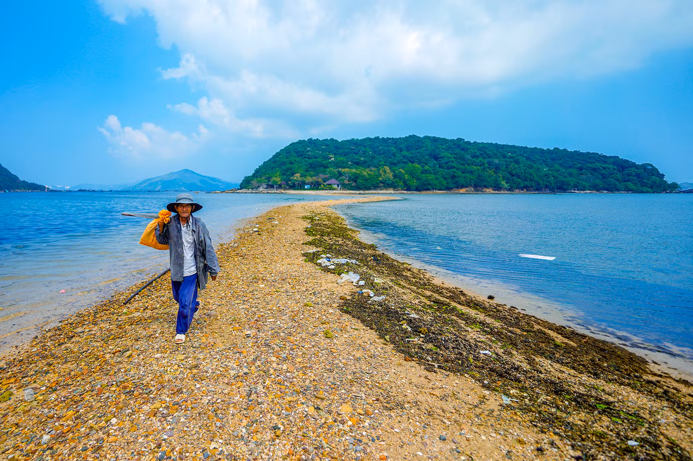 Một người dân bản địa vừa đi câu từ phía bên đảo Nhất Tự Sơn về. Có tên gọi như ngày nay là do đảo có thế nằm giống chữ “Nhất” trong tiếng Hán nên người ta đặt Nhất Tự Sơn như vậy với ý nghĩa hòn đảo giống như chữ "Nhất".