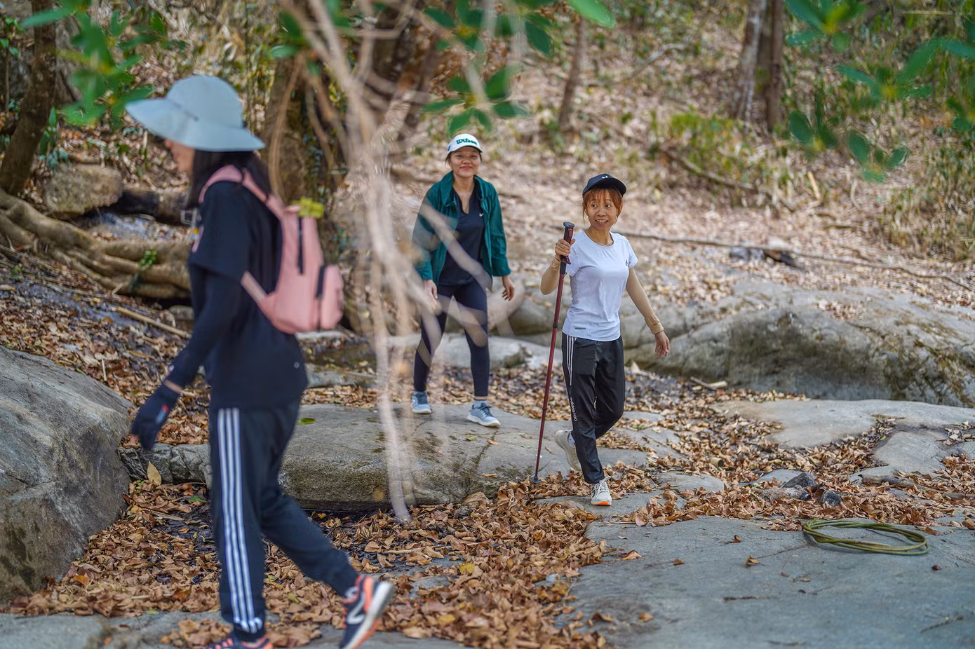 Nếu là một người đam mê trekking thì Đa Mi cũng là một địa điểm bạn có thể thử sức. Bạn có thể tham khảo lộ trình xuất phát từ xã Đa Mi, đi bộ khoảng 7 km với những con đường dốc và khá gập ghềnh. Nếu đi từ đảo Du Mục, du khách được đò đưa qua điểm tập kết, đi cung đường khoảng 3km là có thể lên được suối Đá Bàn.