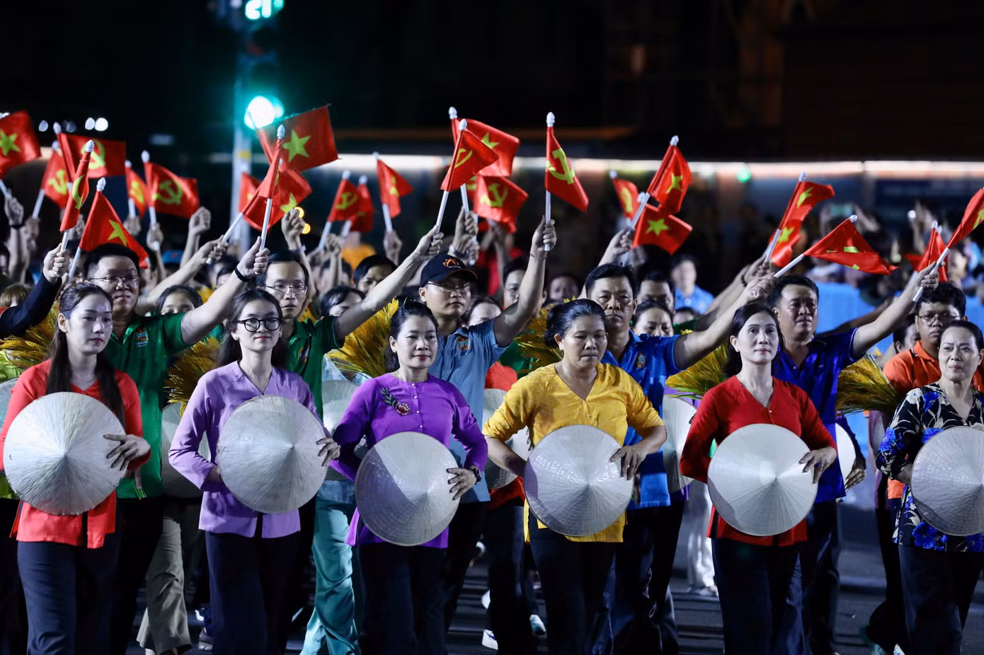 Khối quần chúng tham gia buổi tổng hợp luyện.