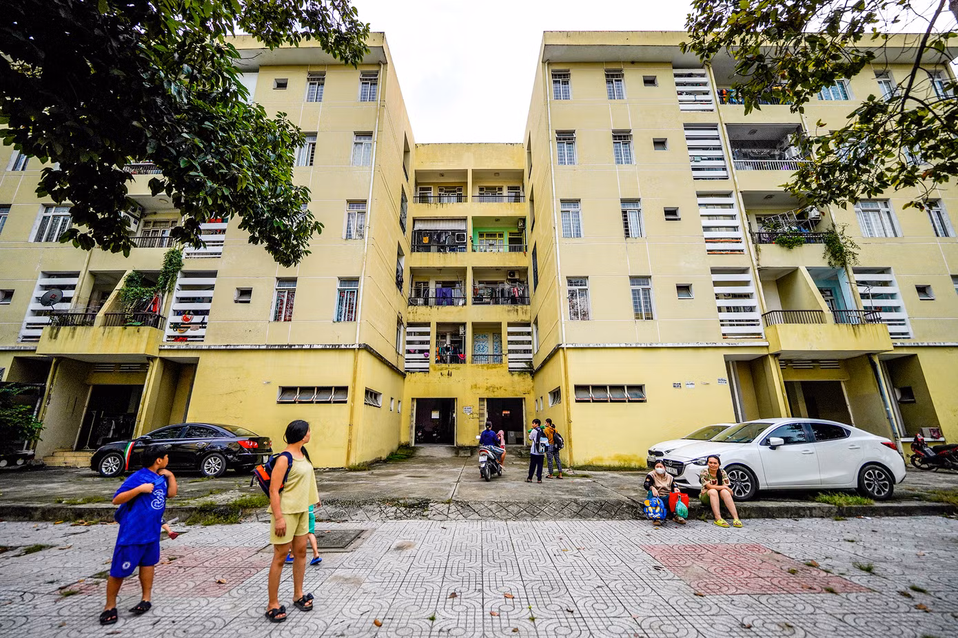 Khu vực C, nơi có các dãy căn hộ màu vàng có lẽ cũng là nơi có đông dân cư nhất khu tái định cư.