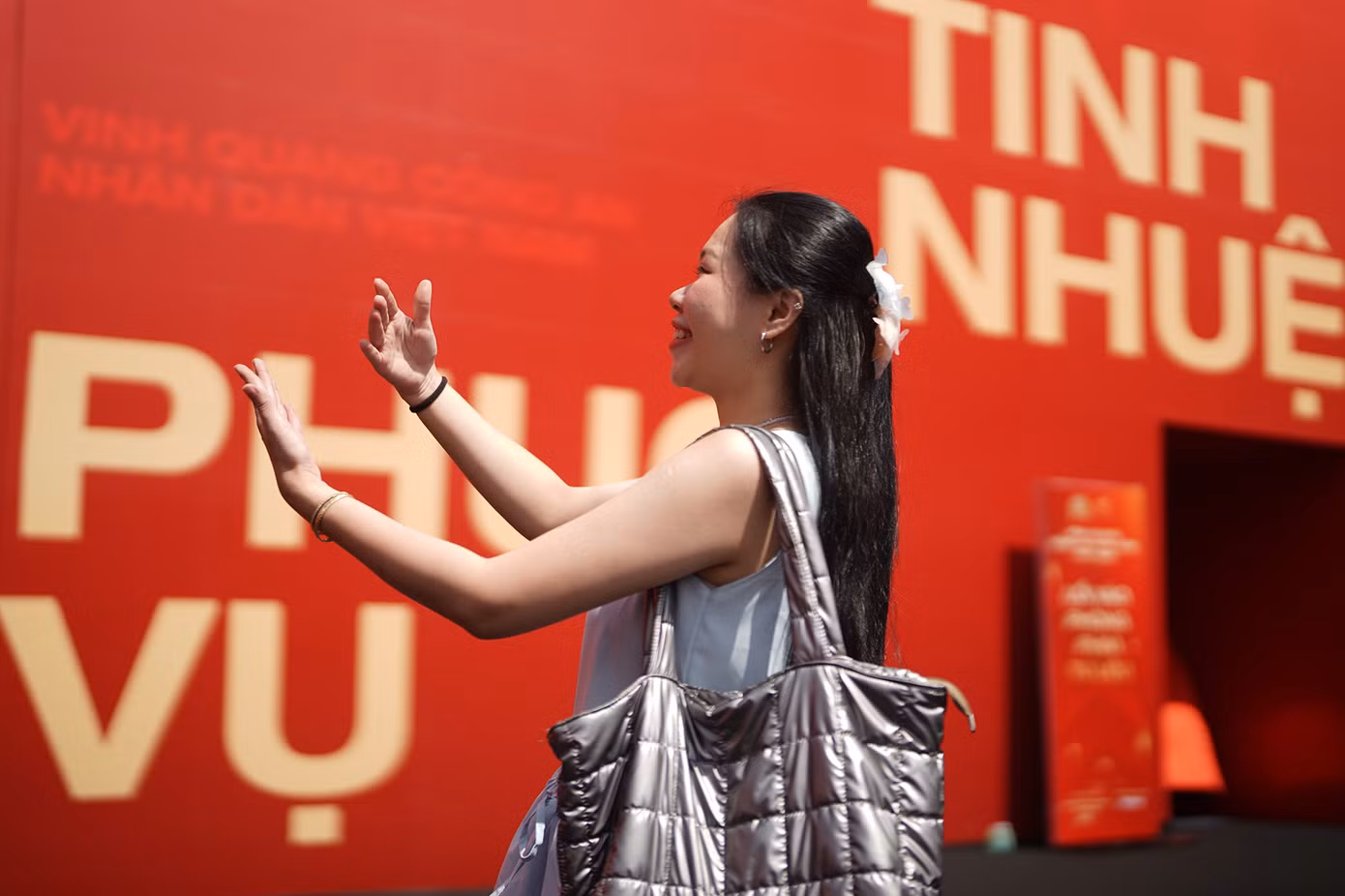 "Lần đầu tiên em được thấy một triển lãm ngoài trời bài trí hiện đại, trang trọng, gợi lên sự tự hào trong em, cảm thấy tin và yêu hơn lực lượng Công an nhân dân. Đặc biệt em cực thích mấy góc ảnh "chill chill" ở đây, ấn tượng lắm", du khách nữ bày tỏ cảm xúc.