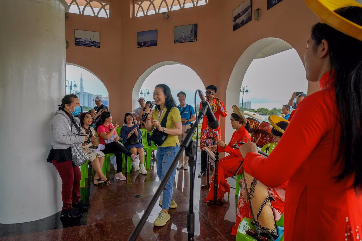 Cột cờ Thủ Ngữ được xây dựng vào tháng 10/1865 tại khu vực Ngã ba rạch Bến Nghé - sông Sài Gòn, đối diện với Bến Nhà Rồng (địa chỉ hiện nay: số 2 đường Tôn Đức Thắng, phường Nguyễn Thái Bình, quận 1). Cột cờ có chức năng báo hiệu cho tàu ra vào cảng Nhà Rồng và cũng là tín hiệu để tàu bè đi trên sông Sài Gòn biết nơi đây nếu cần ghé vào để khỏi lạc xuống Cần Giờ hoặc ra Vũng Tàu. Tên gọi "Thủ Ngữ" có thể hiểu theo nghĩa: thủ = giữ, ngữ = án ngữ, tức cột cờ này án ngữ ngay lối đường thủy ra vào với chức năng báo hiệu cho tàu bè. Cách hiểu này trùng với tên gọi ban đầu người Pháp gọi cột cờ này là "Mât des signaux" (cột tín hiệu).