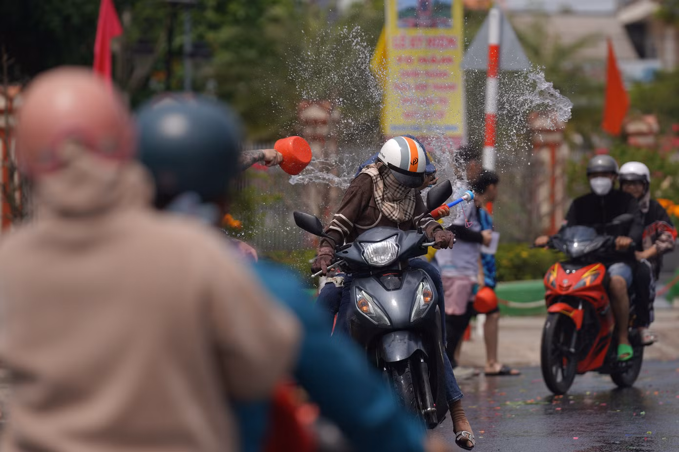 "Những ngày này dễ ướt mình lắm, mình phải chuẩn bị áo mưa mà chơi, mặc dù trời rất nóng" - một bạn trẻ nói. "Những ngày này dễ ướt mình lắm, mình phải chuẩn bị áo mưa mà chơi, mặc dù trời rất nóng" - một bạn trẻ nói.