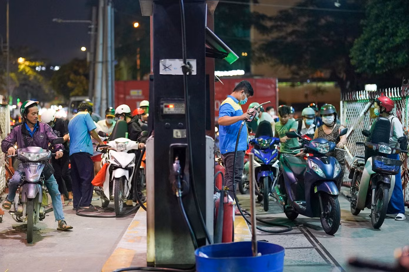 "Cứ tưởng chuyện khan hiếm xăng dầu đã ổn, ai ngờ nó vẫn tiếp diễn và kéo dài như thế này, khổ quá", ông Nguyễn Thế Thanh (ngụ quận Tân Bình, TPHCM) chia sẻ sau khi xếp hàng chờ khoảng 45 phút để mua xăng.