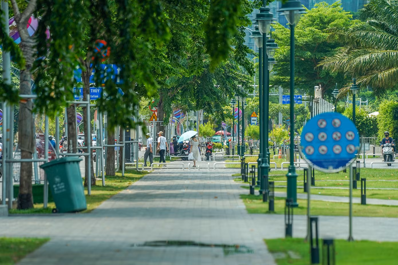 TPHCM có thời điểm 8h sáng 32 độ, giữa trưa gần 40 độ và chiều tối thì có mưa nên những khu vực như bến Bạch Đằng, phố đi bộ Nguyễn Huệ rất cần phủ thêm cây xanh có tán rộng để lọc không khí và che mát cho người dân và du khách.