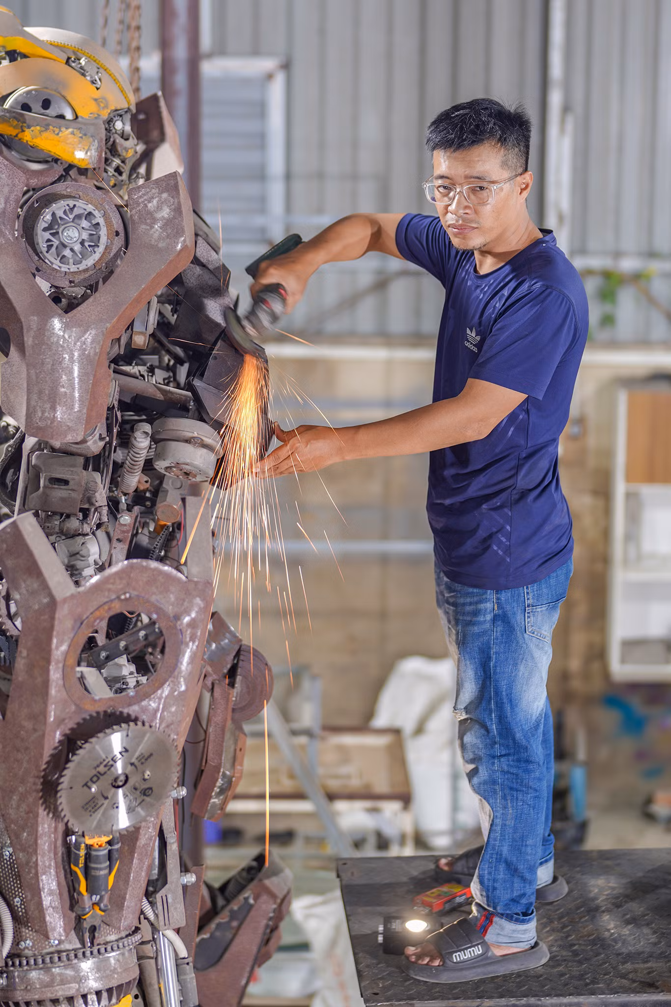 Tác phẩm đang làm cho anh Tuấn Anh và đội ngũ của mình đau đầu nhất chính là phải thể hiện nhân vật Bumblebee trong phim bom tấn Transformers. "Siêu phẩm" này của xưởng cao gần 4m, thực hiện ròng rã gần một năm qua, dự kiến mất thêm vài tháng nữa để hoàn thiện. Bumblebee khi trình làng sẽ phải đáp ứng yếu tố an toàn vì kích thước đồ sộ, cử động đẹp và biết phun khói, lửa...