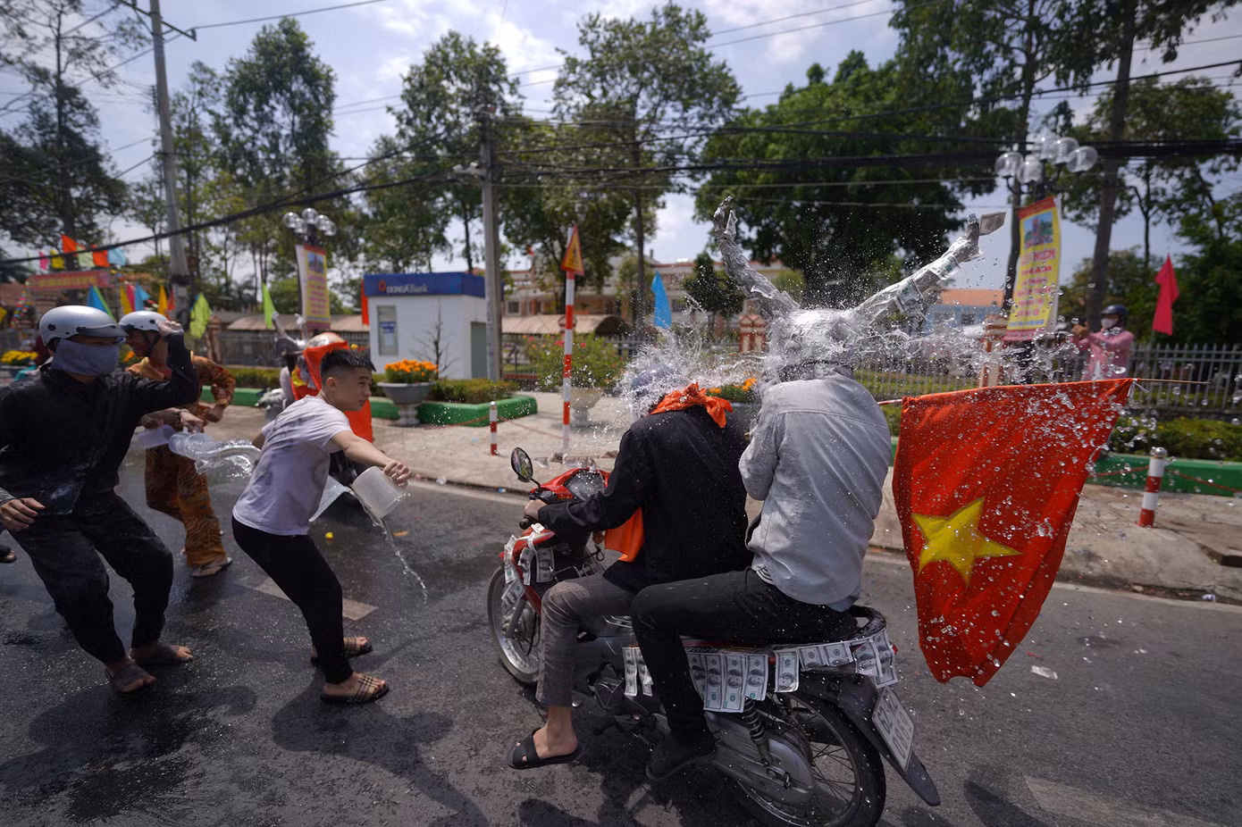 Một đôi "quỷ" bị tạt nước hội đồng ngay trước cổng UBND huyện Châu Thành. Một đôi "quỷ" bị tạt nước hội đồng ngay trước cổng UBND huyện Châu Thành.