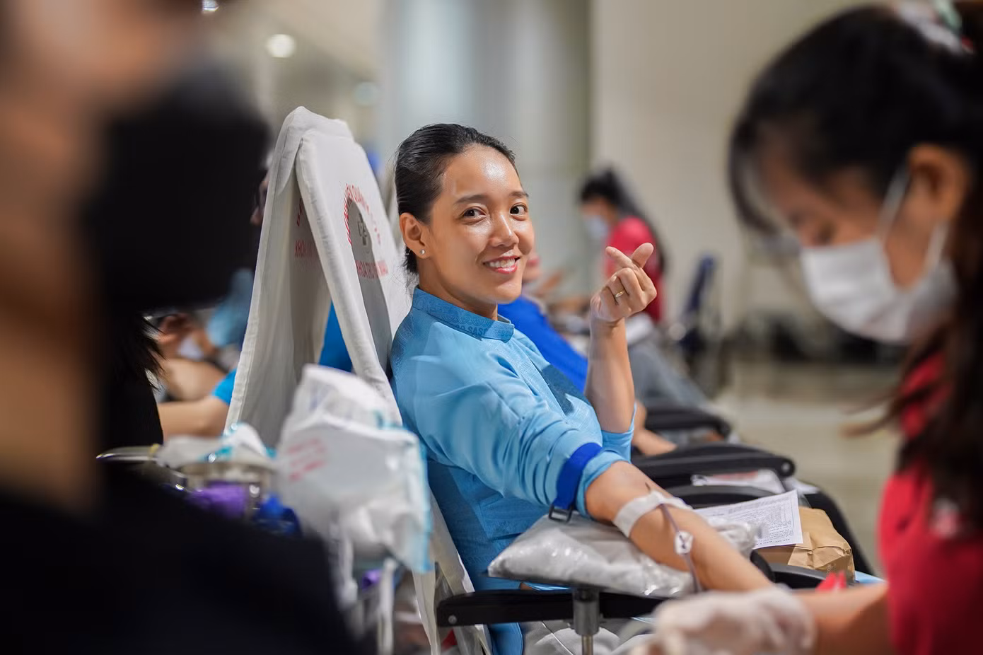 Chị Nguyễn Hồ Bảo Ngọc đang công tác tại công ty CP DV HK sân bay Tân Sơn Nhất tranh thủ đến sớm xếp hàng, tham gia hiến máu để vào ca trực. Chị Ngọc cho biết đây là lần đầu tiên chị tham gia hiến máu nhân đạo.