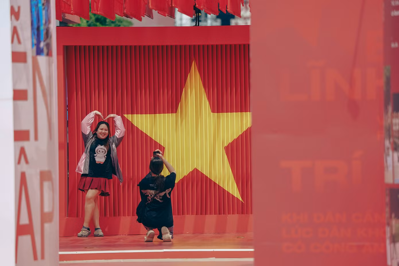 Nhiều bạn trẻ tìm đến đây để sống trong không khí tự hào về chặng đường 80 năm vinh quang, vẻ vang của lực lượng Công an nhân dân Việt Nam anh hùng.