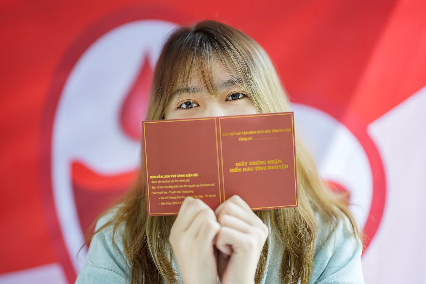 "Giấy chứng nhận hiến máu tình nguyện nhìn ngầu quá, em thấy rất là thích", Hòa chia sẻ.