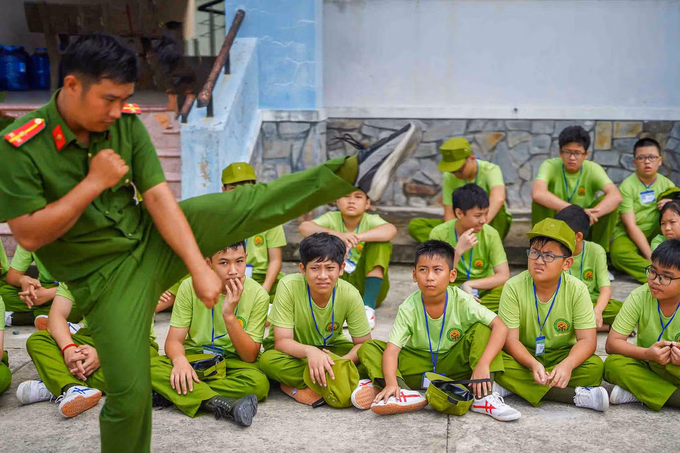 Các bé có 7 ngày trải nghiệm (từ ngày 25/6-1/7) tại Trung tâm huấn luyện và Bồi dưỡng nghiệp vụ Công an tỉnh Long An. Đối tượng tham gia là các thanh thiếu niên từ 10 tuổi đến 18 tuổi đang học tập tại các cơ sở giáo dục trong và ngoài tỉnh Long An, có sức khỏe tốt đảm bảo tham gia các hoạt động (không bị bệnh tim mạch, thần kinh), được sự đồng ý của phụ huynh và tự nguyện đăng ký tham gia.