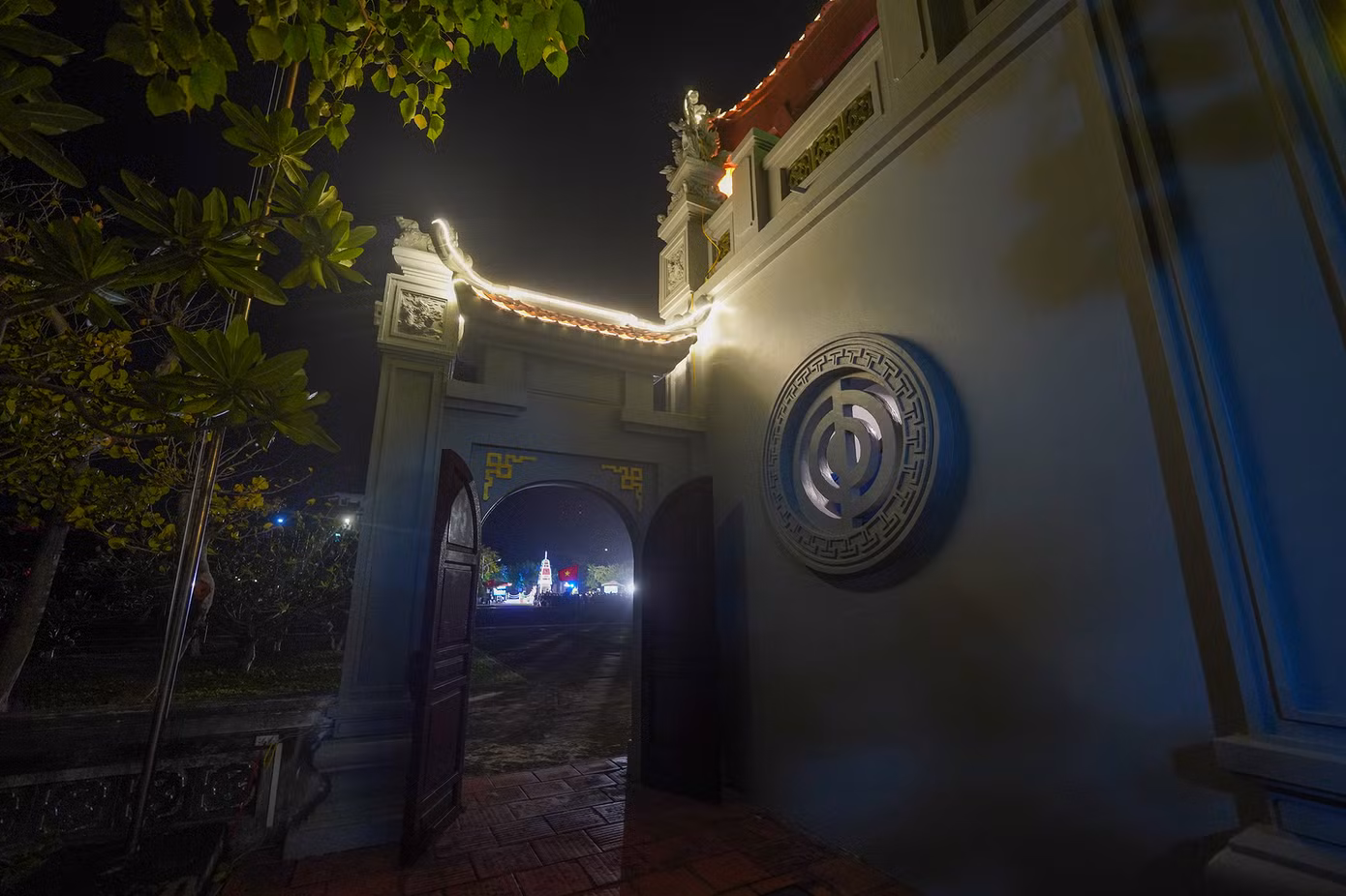 Bình yên chùa Trường Sa Lớn trong ánh đèn đêm.