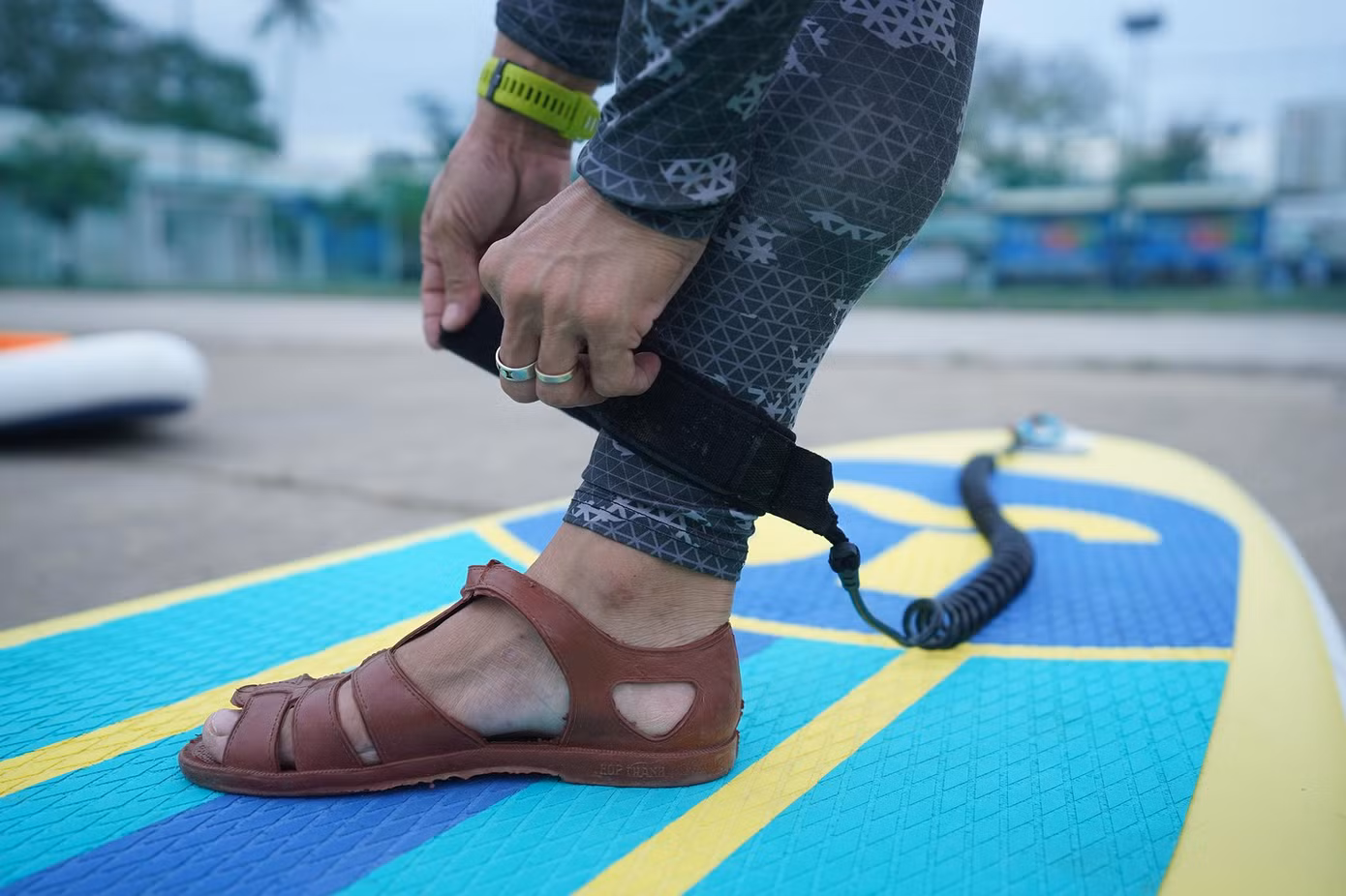 Dây đeo an toàn bắt buộc phải gắn vào chân khi bơi, nếu khách từ chối thì huấn viên có quyền từ chối, không cho khách trải nghiệm.