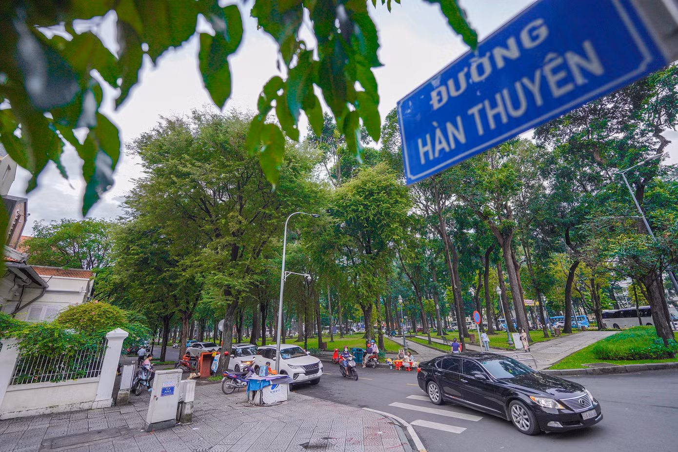 Đường Hàn Thuyên song song với đường Lê Duẩn, chạy từ hội trường Thống Nhất đến nhà thờ Đức Bà cũng có giá đất rất cao. Trên con đường này có căn nhà diện tích chỉ 27,6m2 x 24,5m2 ở vị trí hai mặt tiền đang được rao với giá 700 tỷ đồng (khoảng 666,67 triệu đồng/m2).