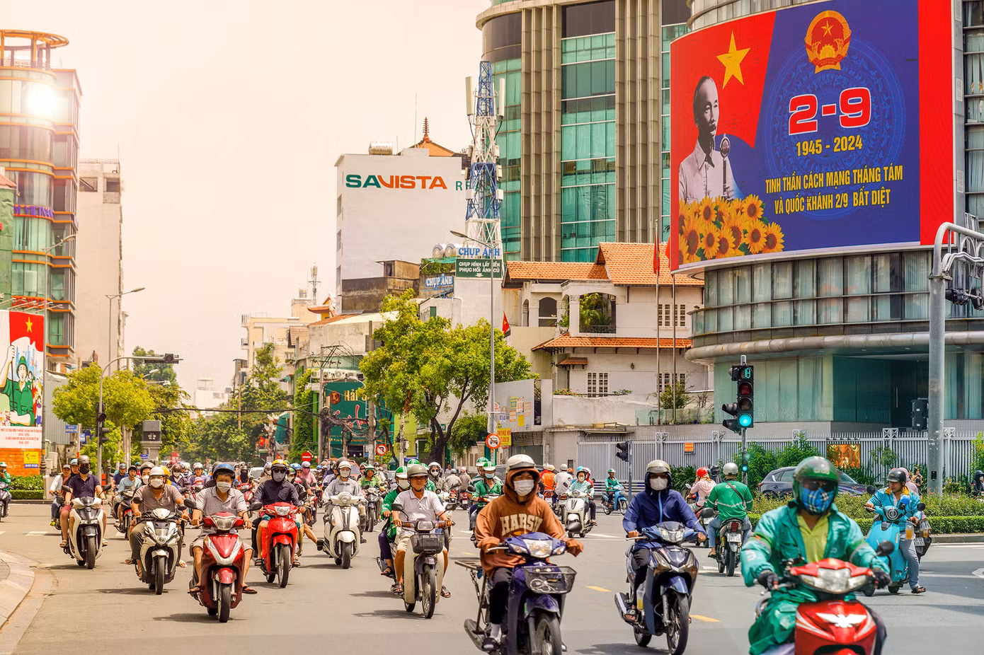 Văn phòng 2 của Quốc hội tại TPHCM lắp màn hình lớn trước toà nhà. Trên cầu Công Lý (quận 3), một pano ngoài trời nổi bật chào mừng Quốc khánh 2/9. Theo Cục An toàn lao động Bộ Lao động – Thương binh và Xã hội, dịp lễ Quốc khánh 2/9 năm nay, cán bộ, công chức, viên chức, người lao động được nghỉ 4 ngày liên tiếp từ thứ Bảy (ngày 31/8) đến hết thứ Ba (ngày 3/9).