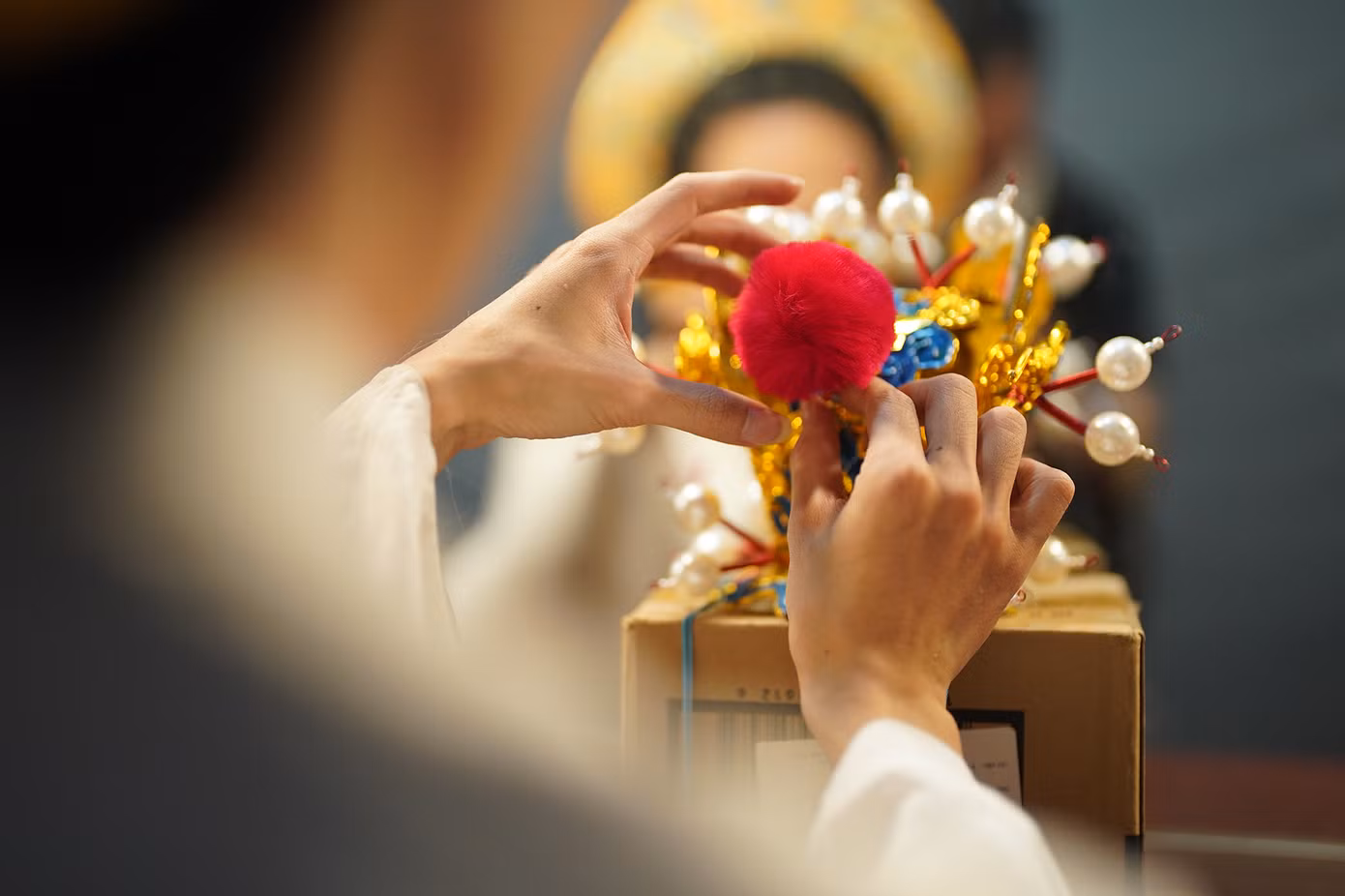 Đa phần các phụ kiện, đạo cụ, binh khí phục vụ biểu đễn đều do Nắng tự làm hoặc dành dụm tiền để mua.