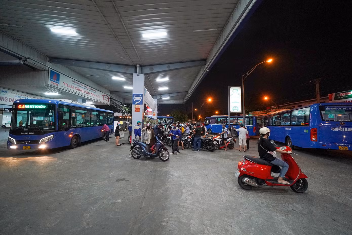 Một cây xăng trên đường Chế Lan Viên (quận Tân Bình) cũng trong tình trạng người mua xếp hàng dài, chung với dòng xe buýt.
