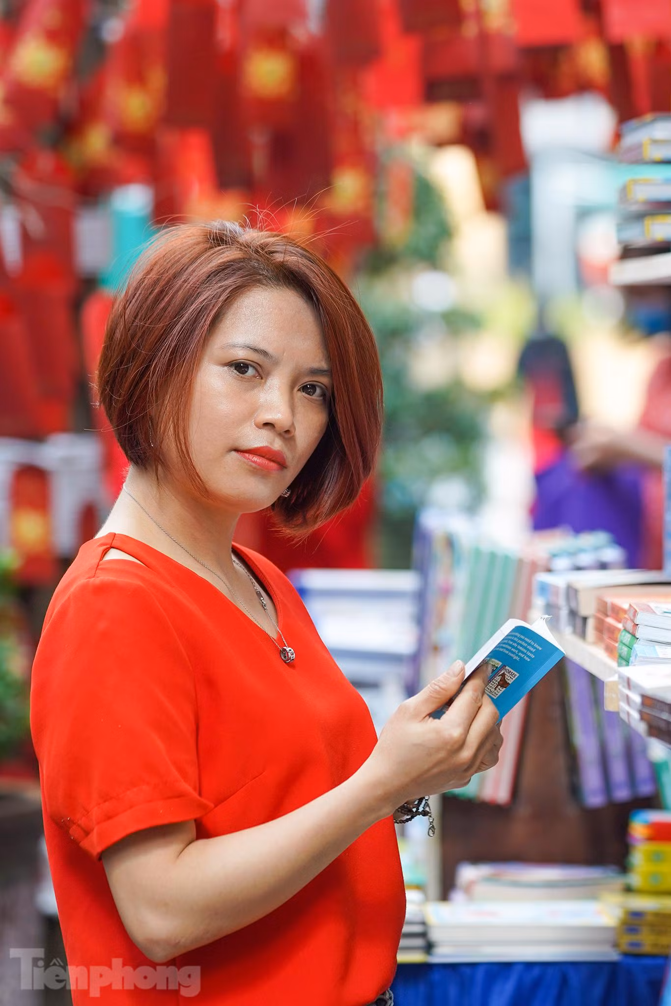 “Năm nay, Đường Sách TPHCM trang hoàng lấy tông màu đỏ là chủ đạo nên cũng tranh thủ ra đây chụp vài kiểu ảnh và xem qua vài đầu sách”, chị Nguyễn Thuỳ Dương cho biết.