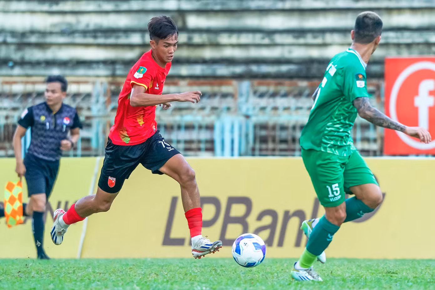 Phút 23, từ pha bóng có phần chủ quan của hàng thủ đội khách, tiền đạo Như Ý cướp bóng rồi xâm nhập vòng cấm tung cú dứt điểm quyết đoán vào góc gần. Tuy nhiên, thủ môn Văn Lâm bên phía Phù Đổng Ninh Bình phản xạ xuất sắc để cứu thua cho đội khách.