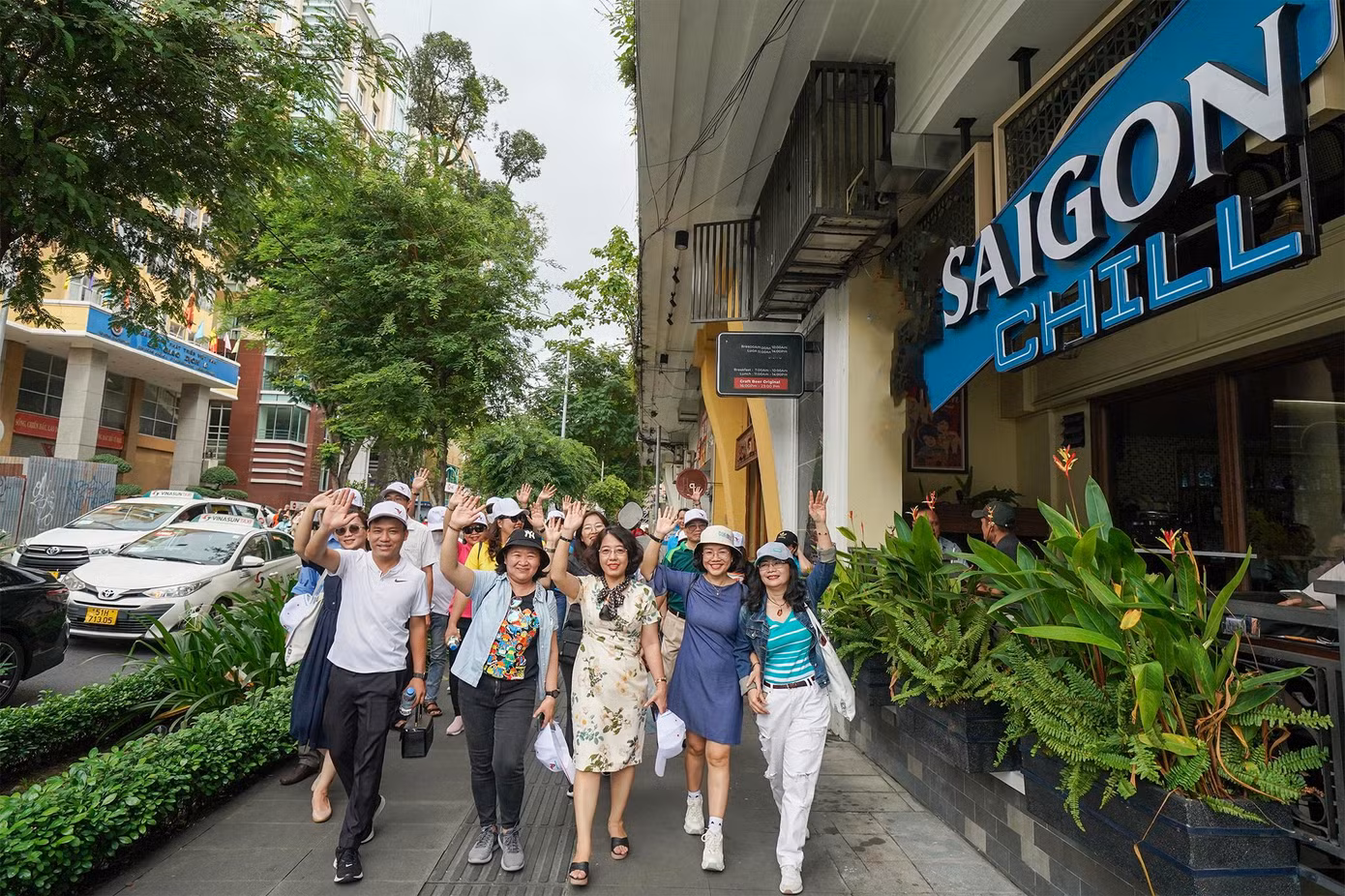 Theo đó, du khách và người dân sẽ cùng khám phá nét đẹp văn hoá - lịch sử với các dấu mốc độc đáo trong chặng đường hơn 300 năm tuổi của Thành phố, từ Sài Gòn - Gia Định đến TPHCM hiện nay qua các công trình kiến trúc nổi tiếng như: Bưu điện Trung tâm, Nhà thờ Đức Bà, khách sạn Intercontinatal, Nhà hát Thành phố, Công viên Bến Bạch Đằng, Cột cờ Thủ Ngữ, cầu Thủ Thiêm 2...