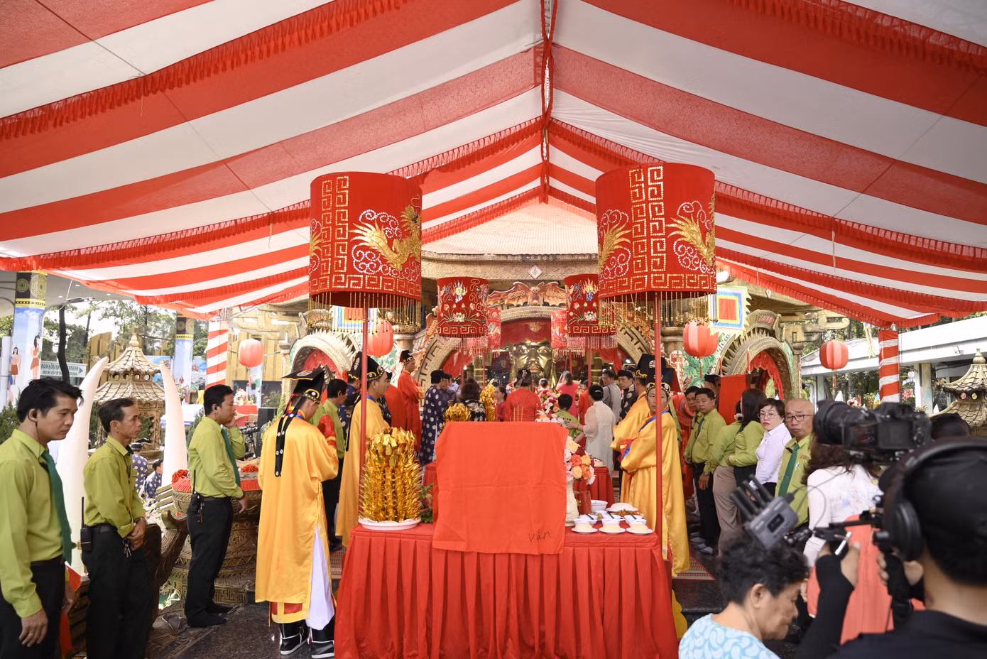Buổi dâng lễ lên Vua Hùng được thực hiện trang trọng.