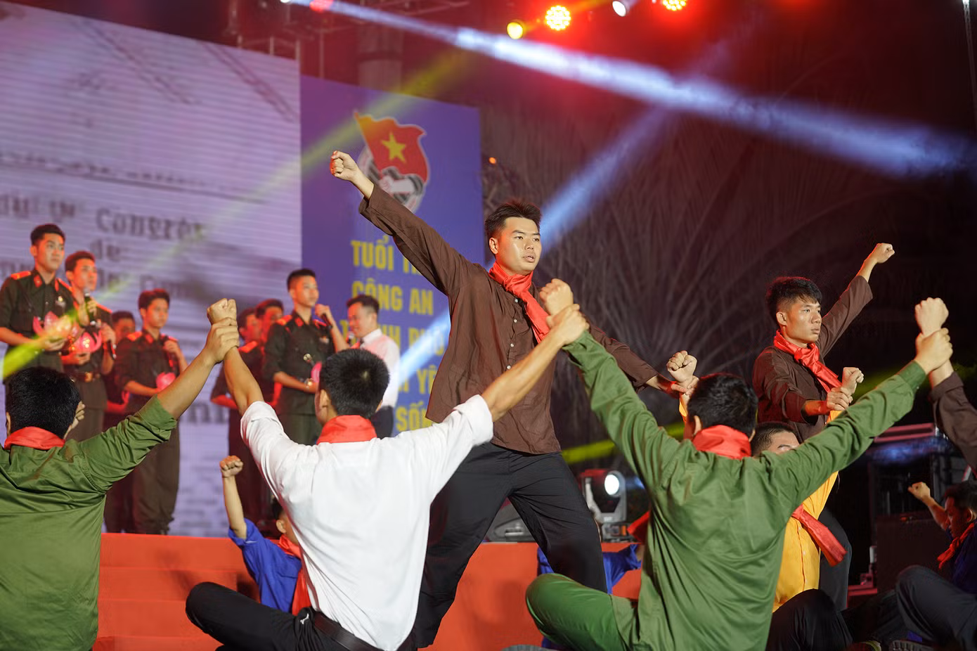 Tiết mục "Tự hào Tuổi trẻ Công an Thành phố Hồ Chí Minh" do các đoàn viên thanh niên là tân binh chiến sĩ nghĩa vụ đang học tập tại Trung tâm huấn luyện và Bồi dưỡng nghiệp vụ CATP biểu diễn.