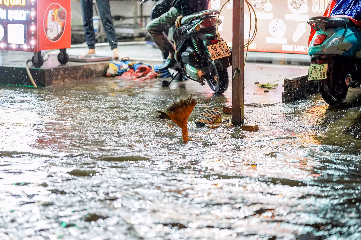 Người dân cắm cây chổi đánh dấu miệng cống.