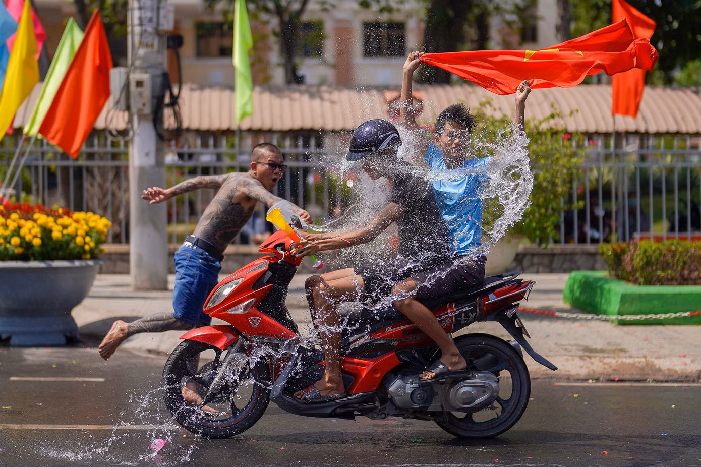 Nhiều người dân cho biết, tục lệ này gần đây đang có dấu hiệu "biến tướng" vì trước kia được làm rất đơn giản. Theo ông Nguyễn Văn Mười (Khu phố 2, thị trấn Tầm Vu), trước kia người dân không có nhiều xe máy, chủ yếu tạt nước vào xe đò. "Tôi cúng lễ từ năm 1989 đến nay, mấy cảnh chạy xe nẹt pô, lạng lách trước kia không có... Vì vậy, vào những ngày này, người dân hạn chế chạy xe, chỉ đứng trên vỉa hè theo dõi". Nhiều người dân cho biết, tục lệ này gần đây đang có dấu hiệu "biến tướng" vì trước kia được làm rất đơn giản. Theo ông Nguyễn Văn Mười (Khu phố 2, thị trấn Tầm Vu), trước kia người dân không có nhiều xe máy, chủ yếu tạt nước vào xe đò. "Tôi cúng lễ từ năm 1989 đến nay, mấy cảnh chạy xe nẹt pô, lạng lách trước kia không có... Vì vậy, vào những ngày này, người dân hạn chế chạy xe, chỉ đứng trên vỉa hè theo dõi".