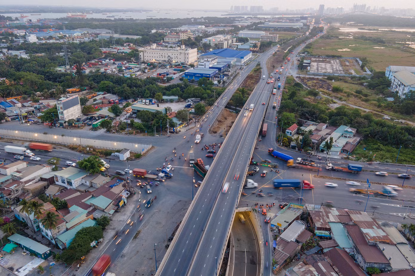 Ngành giao thông TPHCM đã tách pha trụ đèn điều khiển giao thông, xe hai bánh đi thẳng sẽ không lưu thông cùng thời điểm với ôtô rẽ phải.