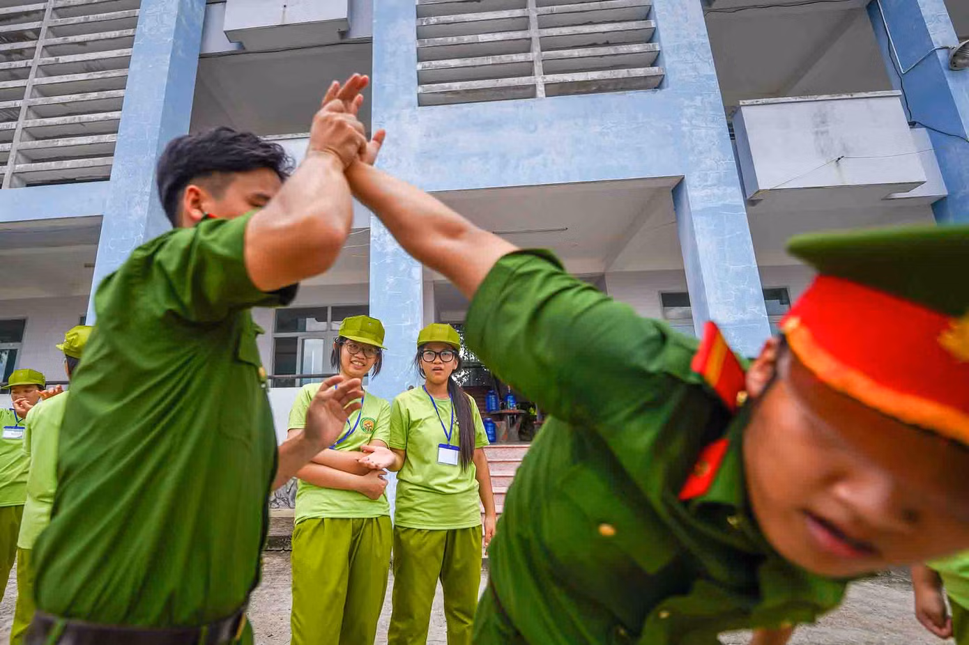 Các bé có 7 ngày trải nghiệm (từ ngày 25/6-1/7) tại Trung tâm huấn luyện và Bồi dưỡng nghiệp vụ Công an tỉnh Long An. Đối tượng tham gia là các thanh thiếu niên từ 10 tuổi đến 18 tuổi đang học tập tại các cơ sở giáo dục trong và ngoài tỉnh Long An, có sức khỏe tốt đảm bảo tham gia các hoạt động (không bị bệnh tim mạch, thần kinh), được sự đồng ý của phụ huynh và tự nguyện đăng ký tham gia.