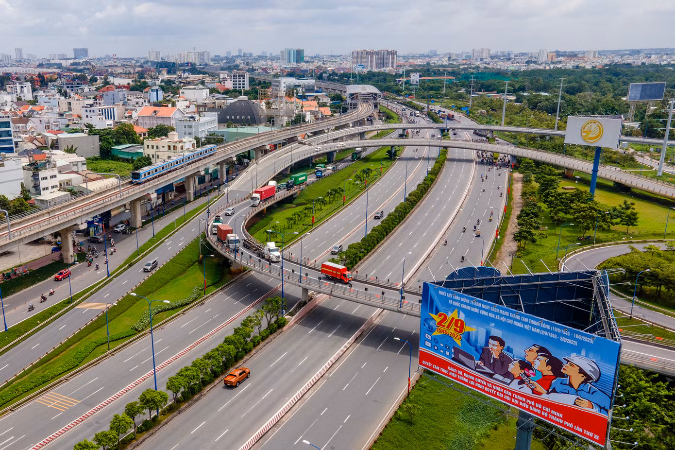 Từ nay đến cuối năm 2023, Ban Quản lý Đường sắt đô thị sẽ cùng đơn vị tư vấn và các nhà thầu Nhật Bản tiếp tục đẩy nhanh tiến độ để hoàn thành cơ bản công tác thi công, sau đó chuyển sang giai đoạn chạy thử và khai thác thử làm cơ sở cho việc đánh giá an toàn hệ thống.