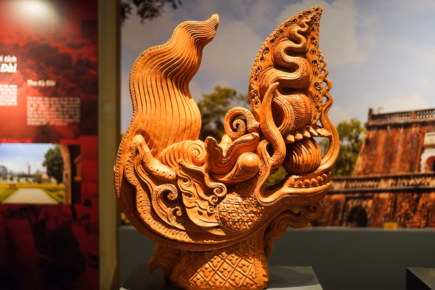 Đến với triển lãm, quan khách sẽ được tìm hiểu sự khác nhau hình tượng rồng qua các thời kỳ thông qua hình dáng, kích thước, số lượng móng vuốt... Hiện vật, nhóm hiện vật có thể hiện hình tượng rồng đã được Chính phủ Việt Nam công nhận là bảo vật quốc gia. Đây là những dấu tích vật chất minh chứng cho lịch sử hào hùng của Thăng Long - Hà Nội với những giá trị cốt lõi làm nên bề dày lịch sử của khu di sản nghìn năm tuổi.