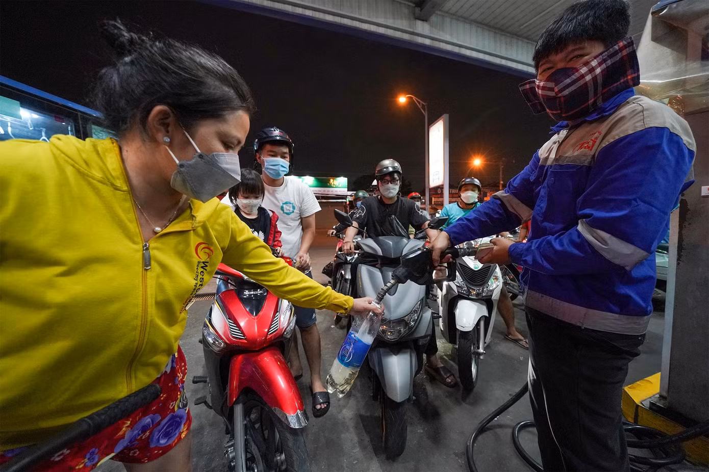 Người phụ nữ này xếp hàng hơn 30 phút mới mua được hai lít xăng.
