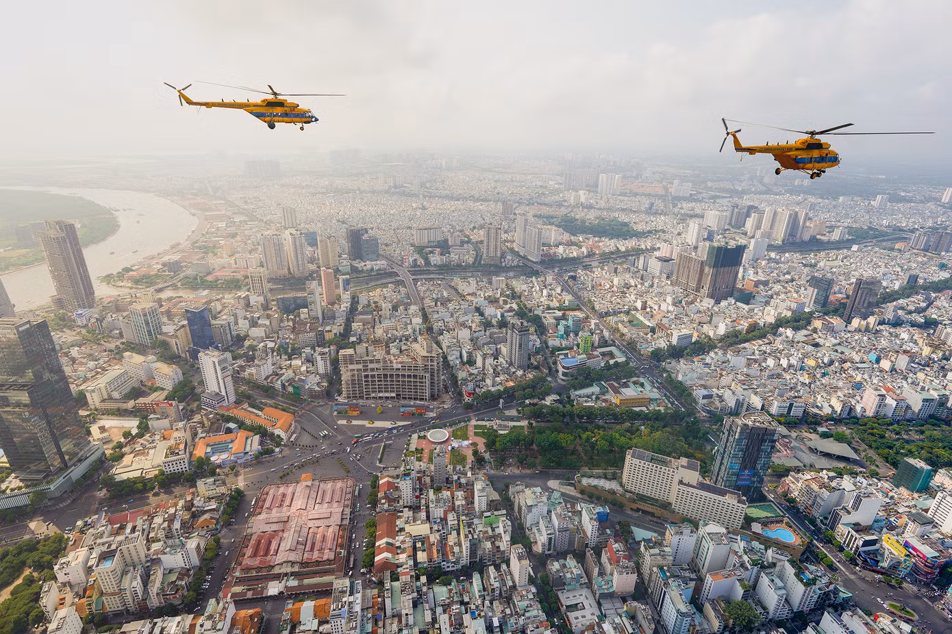Phi đội bay qua khu vực chợ Bến Thành