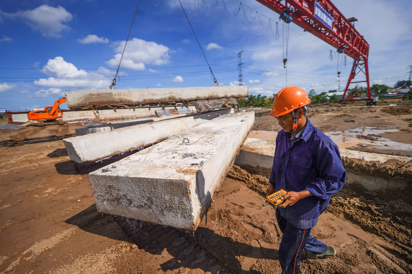 Gói thầu XL2 thi công cầu, tuyến chính cao tốc, tuyến song hành nhánh trái và đường song hành từ đường tỉnh 830C đến nút giao - đường Vành đai 3 đoạn qua tỉnh Long An đã hoàn thành khoảng 40%.