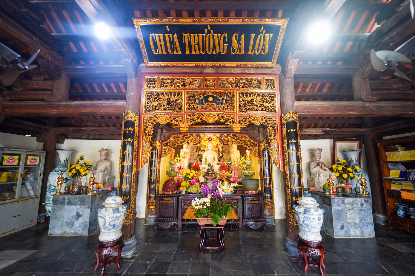 Các đoàn khách thăm đảo đều đến đây thắp nén hương thành tâm, tưởng nhớ công lao cha ông gìn giữ mảnh đất bao đời.