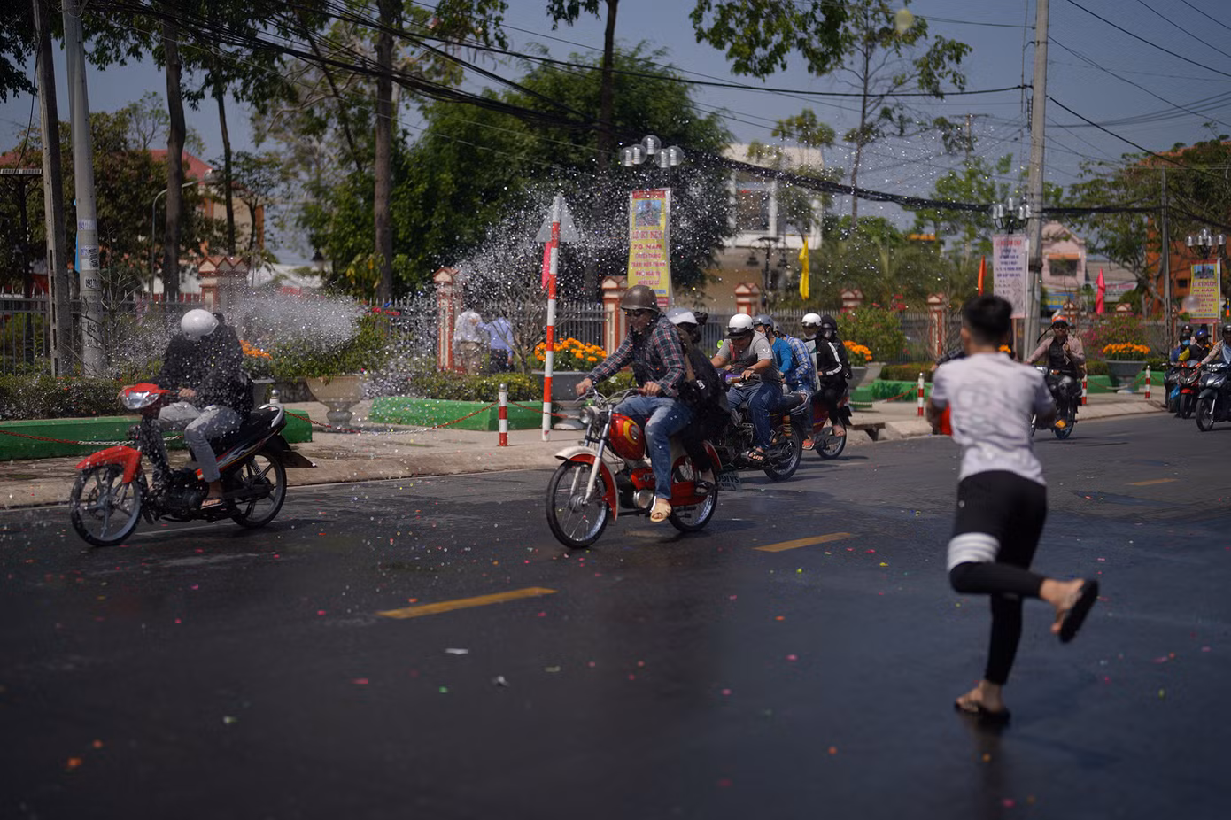 Các bạn trẻ hoá trang thành ma quỷ thường sử dụng các loại xe máy phân khối lớn, độ chế để lạng lách, hò hét để thu hút người khác tạt nước vào mình "Tạt cho bốc khói máy xe luôn", một người tạt nước nói. Các bạn trẻ hoá trang thành ma quỷ thường sử dụng các loại xe máy phân khối lớn, độ chế để lạng lách, hò hét để thu hút người khác tạt nước vào mình "Tạt cho bốc khói máy xe luôn", một người tạt nước nói.
