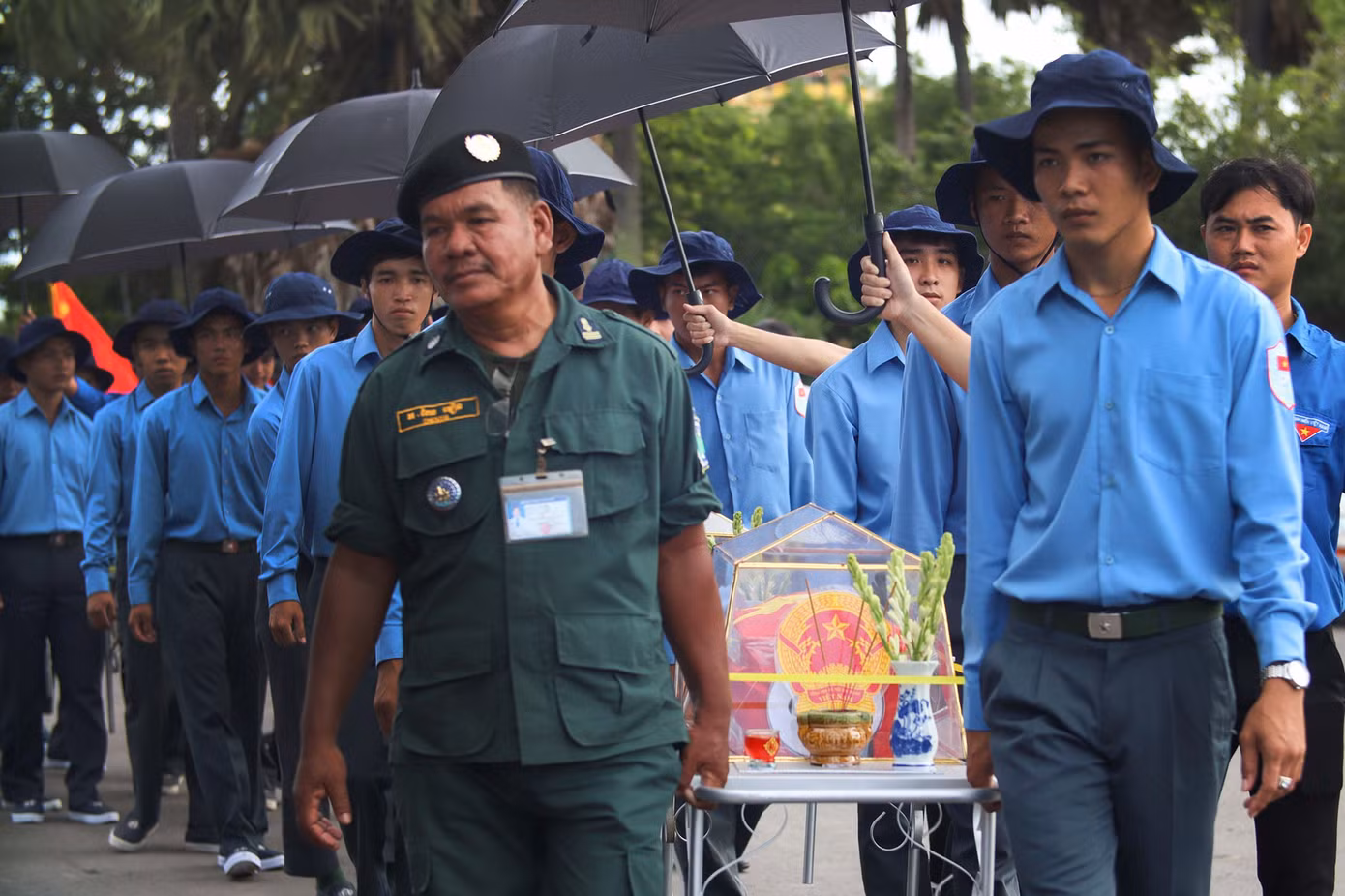 UBND tỉnh tổ chức lễ bàn giao, đón nhận 122 hài cốt liệt sĩ quân tình nguyện và chuyên gia Việt Nam hy sinh tại Campuchia qua các thời kỳ chiến tranh tại Cửa khẩu Quốc tế Bình Hiệp, thị xã Kiến Tường.