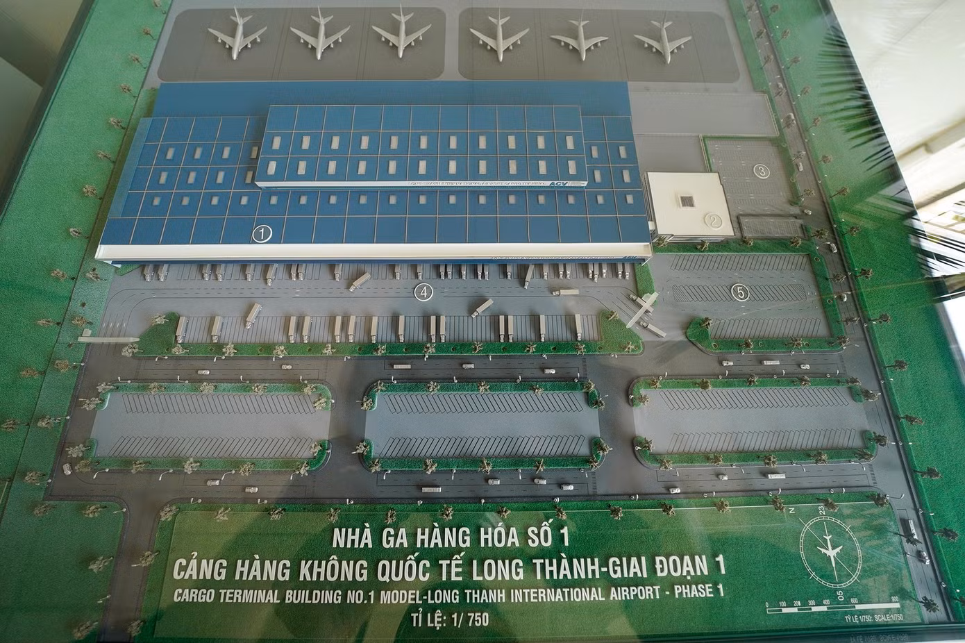 Sân bay Long Thành được xây dựng tại Đồng Nai là một trong những địa phương có nền sản xuất công nghiệp phát triển nhất của Việt Nam với rất nhiều khu công nghiệp.