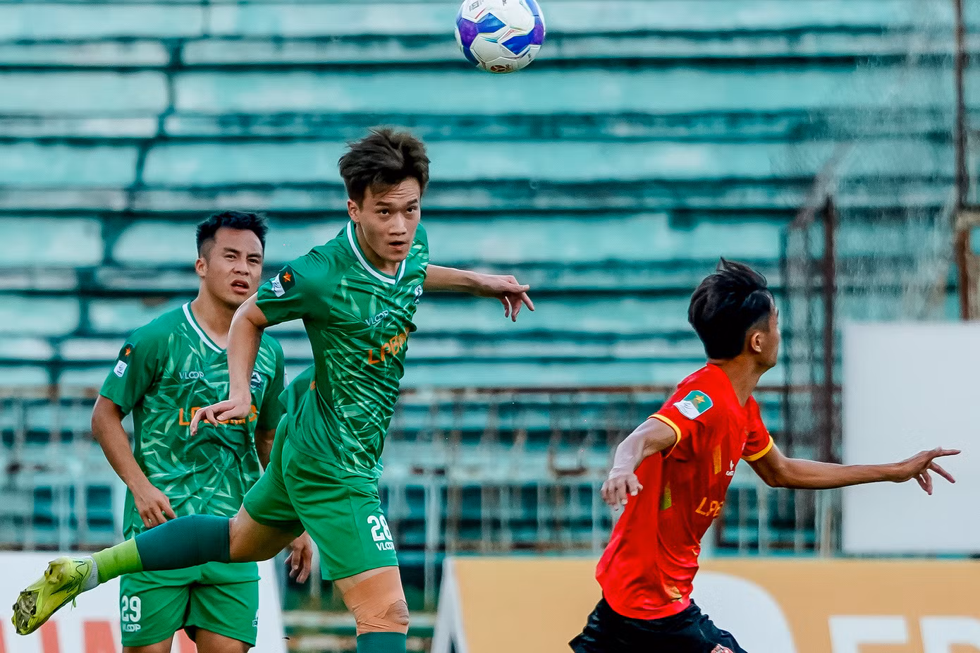 Trận này, Hoàng Đức chơi vừa sức, hạn chế áp sát, tránh va chạm.