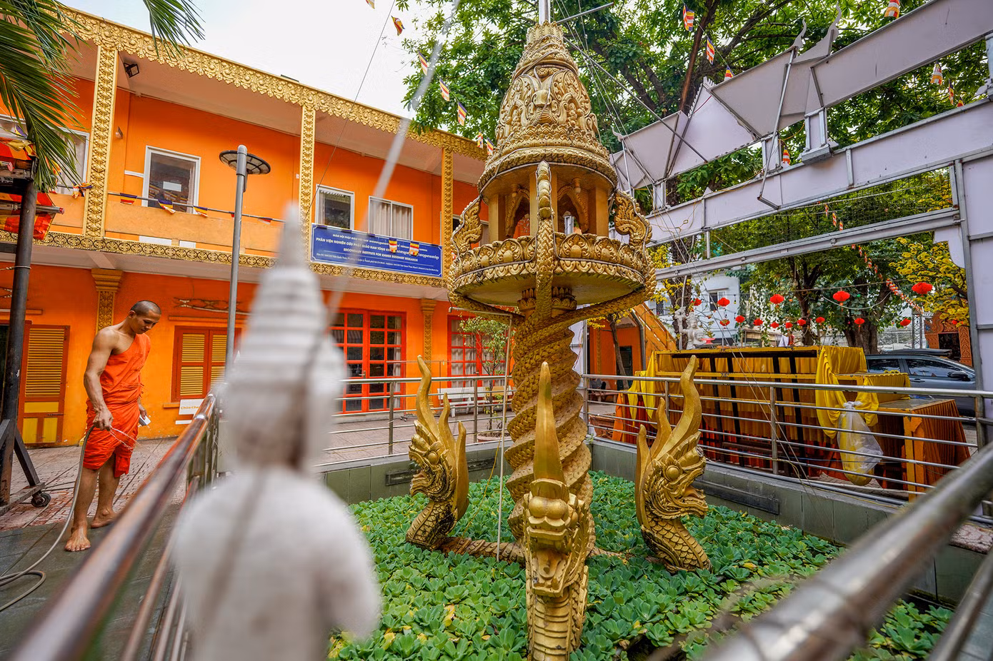 Hồ nước sân chùa trang trí hình tượng rắn Naga làm chân đế bảo tháp rõ nét.