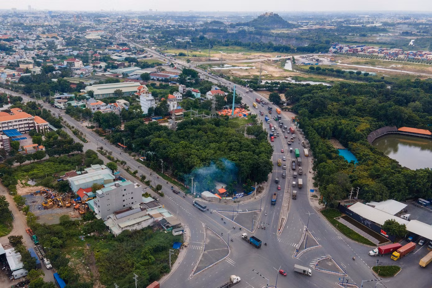 Đoạn đầu cao tốc Tân Vạn (bên phải) giao với đường DT743, hướng từ Xa lộ Hà Nội nhìn về tỉnh Đồng Nai, TPHCM. Đường Vành đai 3 TPHCM dài tới 92km, trong đó đoạn Tân Vạn - Bình Chuẩn qua tỉnh Bình Dương dài 15,3km đi trùng với đường Mỹ Phước - Tân Vạn đã đưa vào khai thác.