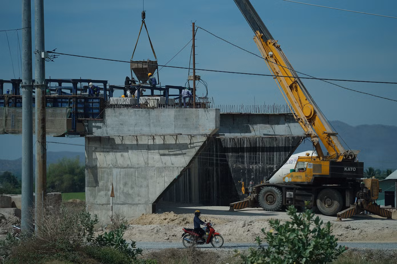 Công nhân đang thi công một cầu vượt dân sinh qua cao tốc ở huyện Hàm Thuận Nam.