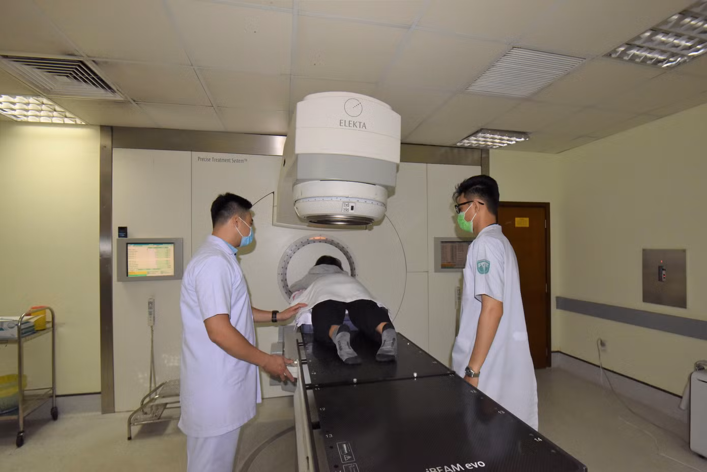 Trung tâm Chẩn đoán và Điều trị ung bướu, Bệnh viện Quân y 175 tầm soát ung thư cho bệnh nhân bằng các thiết bị hiện đại.