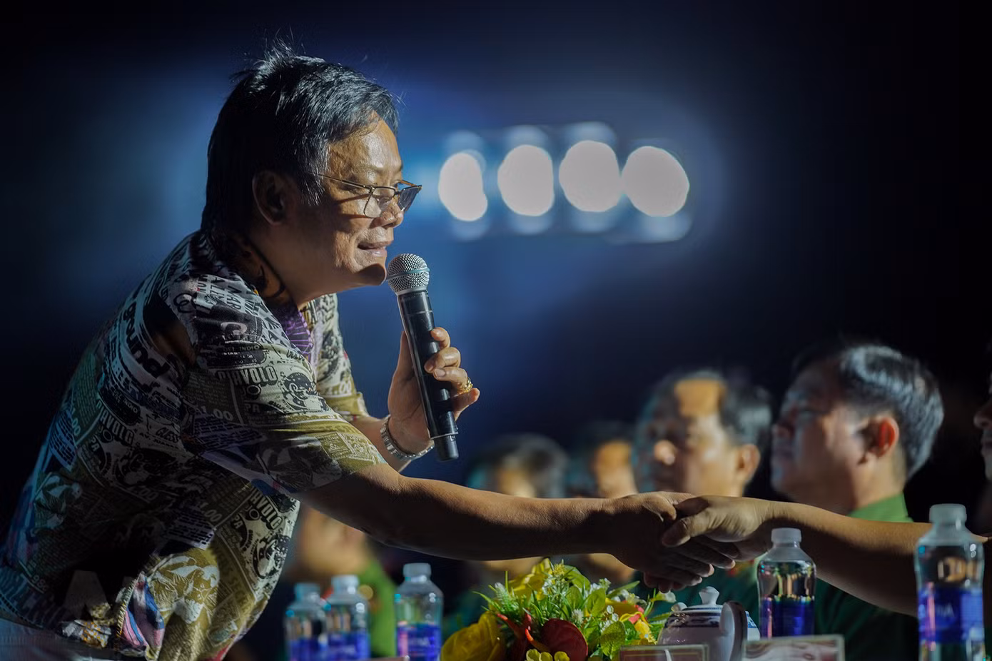 Nghệ sĩ hài Tấn Hoàng tham gia biểu diễn mở màn. "Hôm nay, tôi đứng đây và hát bằng tất cả sự ngưỡng mộ dành cho những con người vì nhân dân phục vụ", nghệ sĩ Tấn Hoàng xúc động.